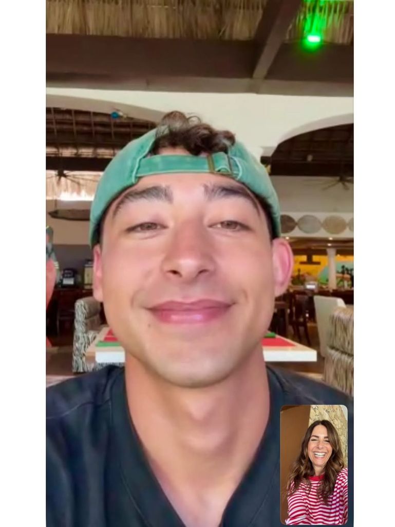 Nuria en su 54 cumpleaños hablando con su hijo Juan quien lo celebraba en la distancia