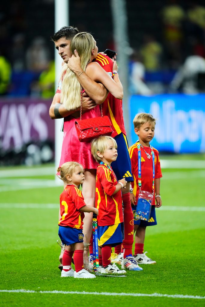 Álvaro Morata y Alice Campello con sus hijos en la final de la Eurocopa 2024