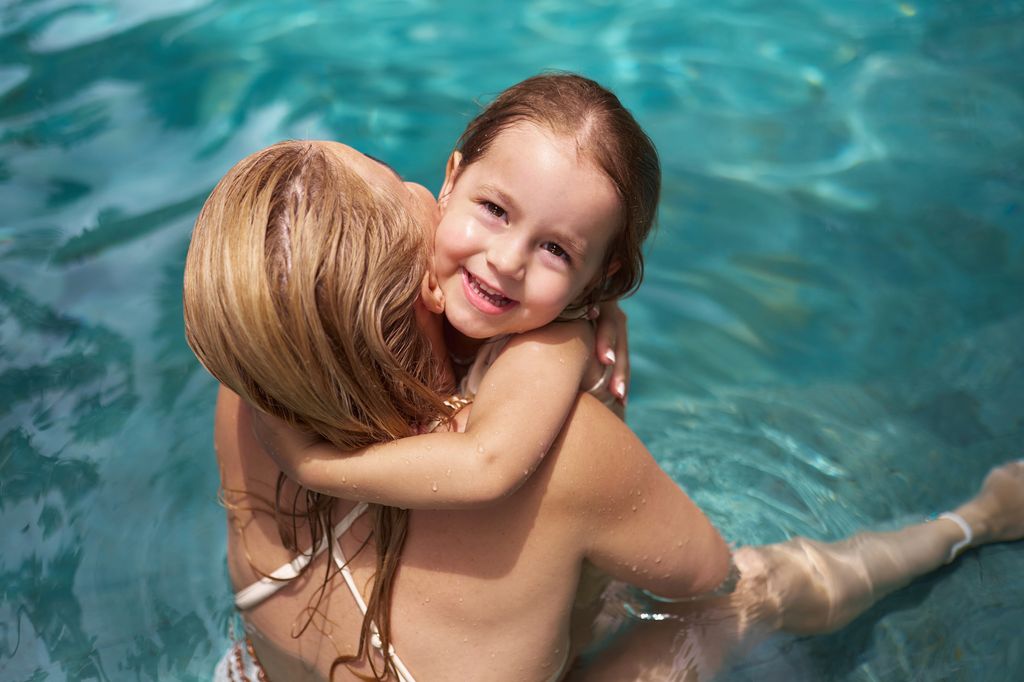 Niña feliz en verano
