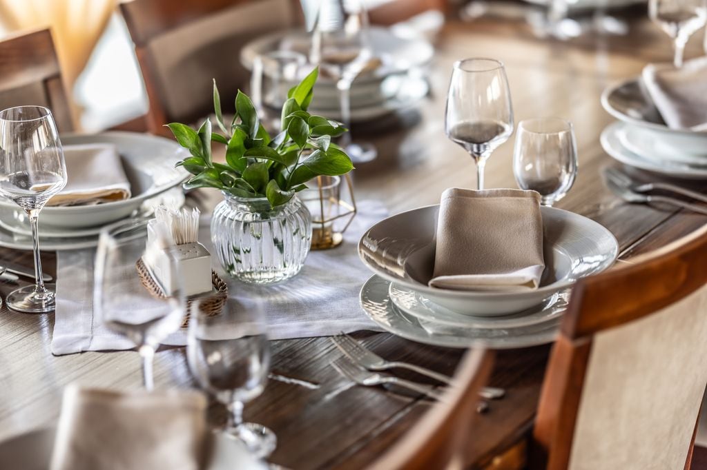 Vajilla blanca sobre una mesa de madera