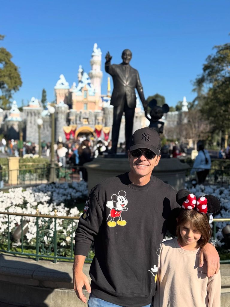 Mauricio Ochmann y su hija Kailani se divierten juntos en Disneyland.