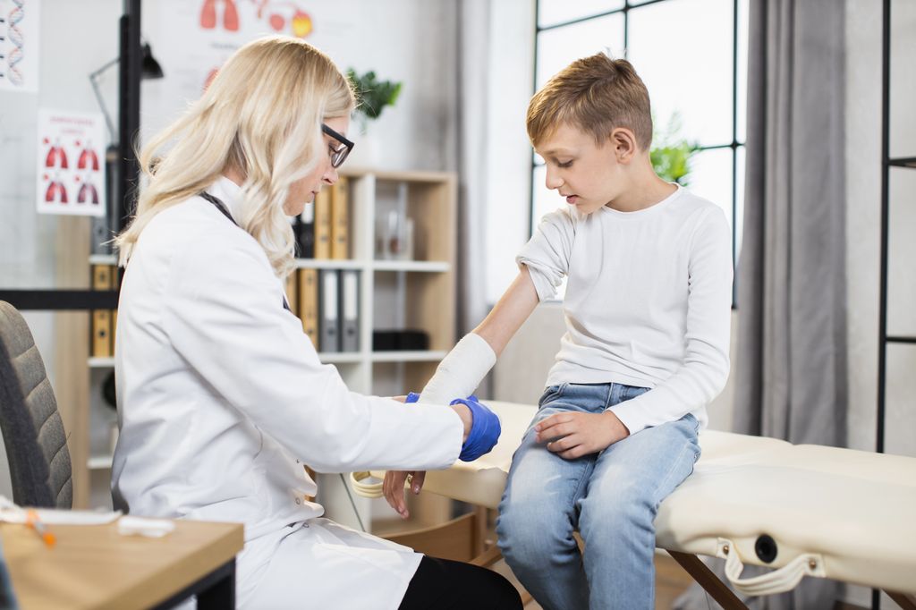 Niño con osteoporosis en consulta médica