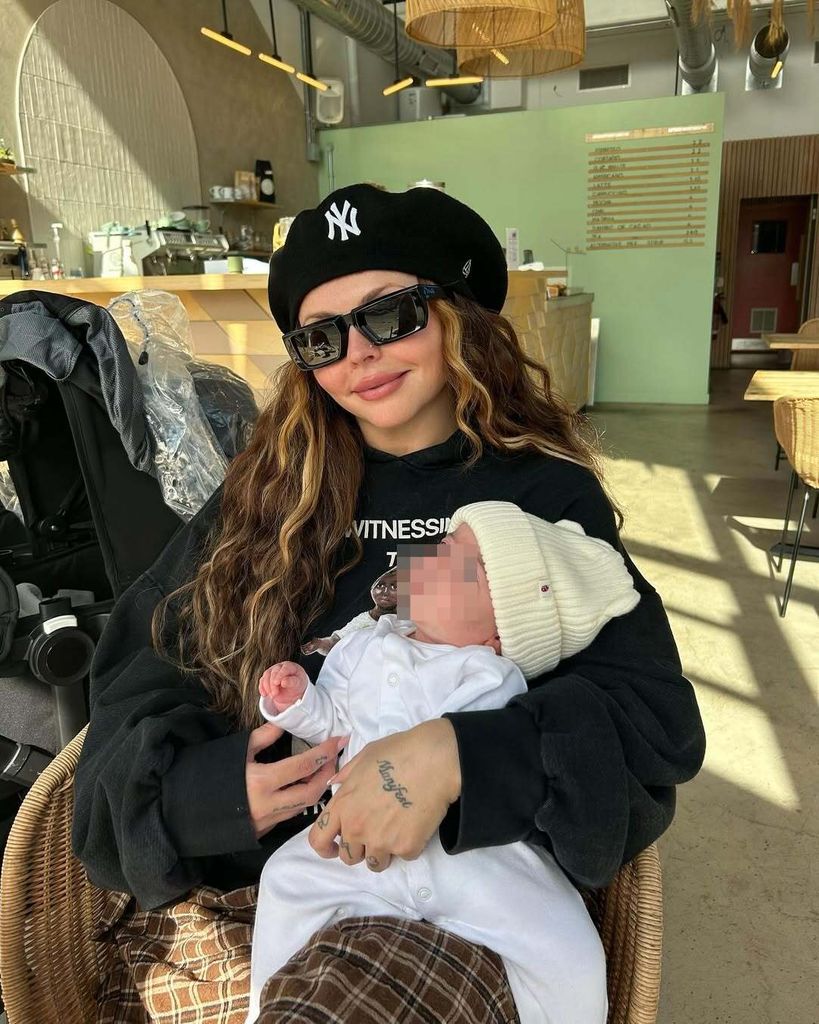 "Probablemente, nunca recuperarán la fuerza del cuello, por lo que quedarán discapacitadas", ha dicho la cantante en el vídeo