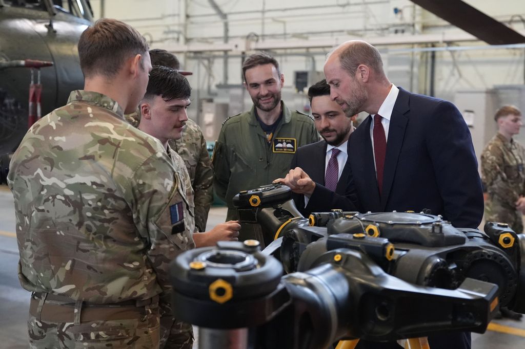 El príncipe Guillermo y el príncipe Hussein de Jordania en una base aérea de Inglaterra 