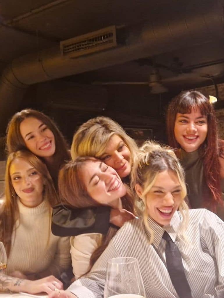 Terelu, quien tampoco se perdió la celebración, posando junto a las amigas de Alejandra