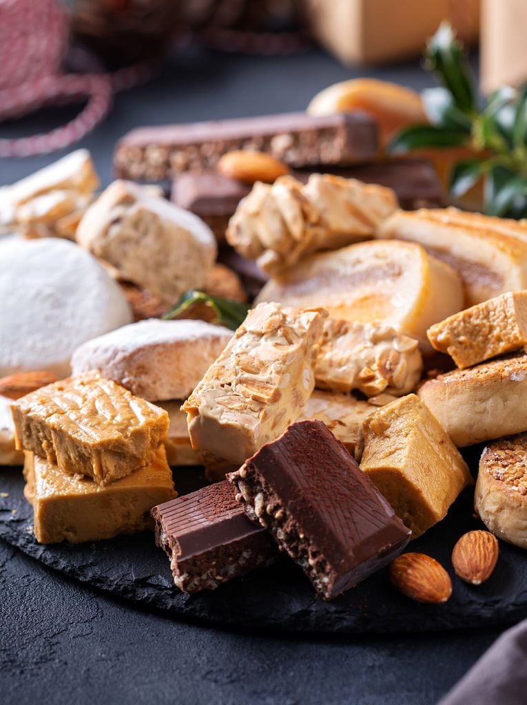 Bandeja con distintos turrones, un imprescindible de las mesas navideñas en España.