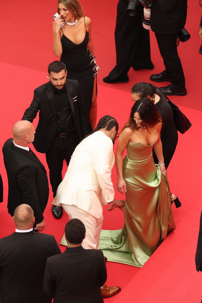 Jason Momoa estuvo muy atento a las necesidades de estilo de Adria Arjona en la alfombra roja