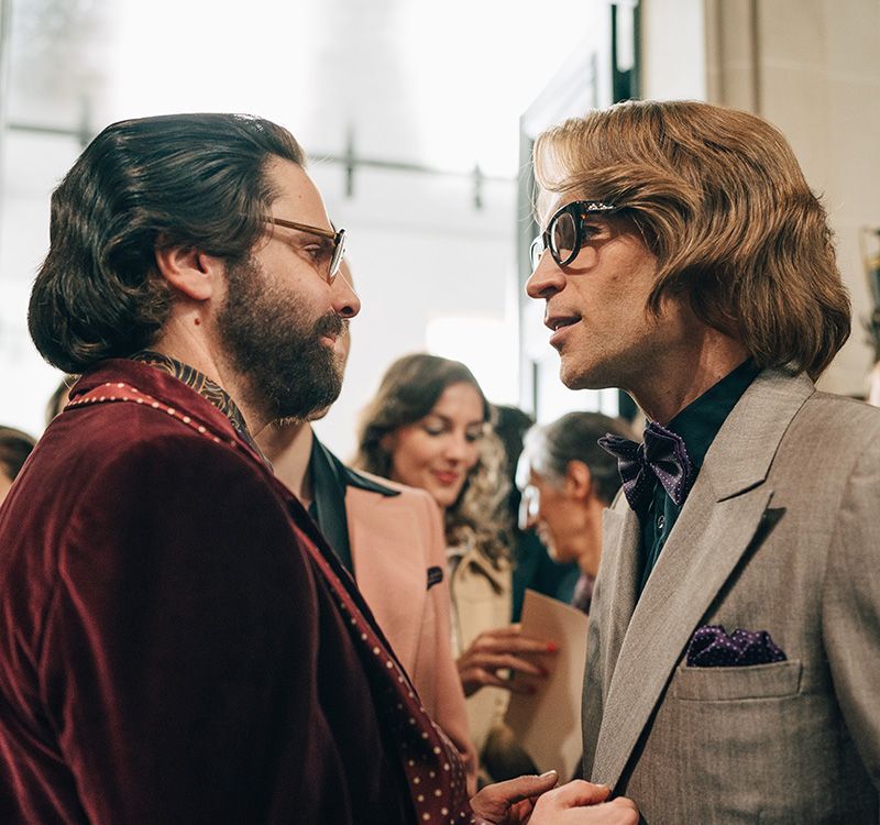 Daniel Brühl como Karl Lagerfeld y Arnaud Valois como Yves Saint Laurenten la serie 'Becoming Karl Lagerfeld' de Disney+