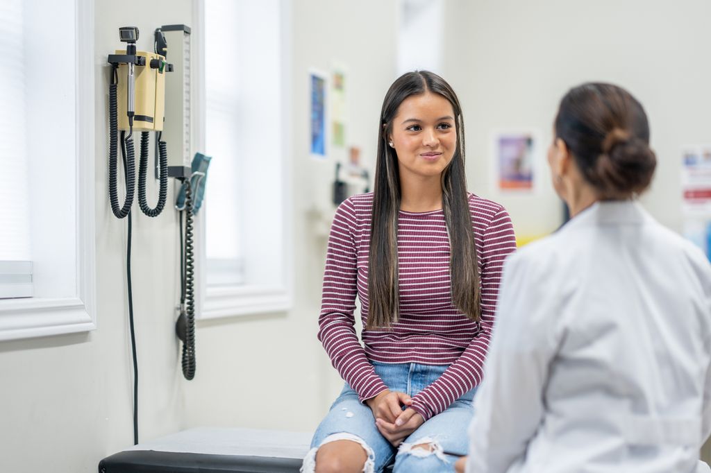 Chica adolescente en consulta médica