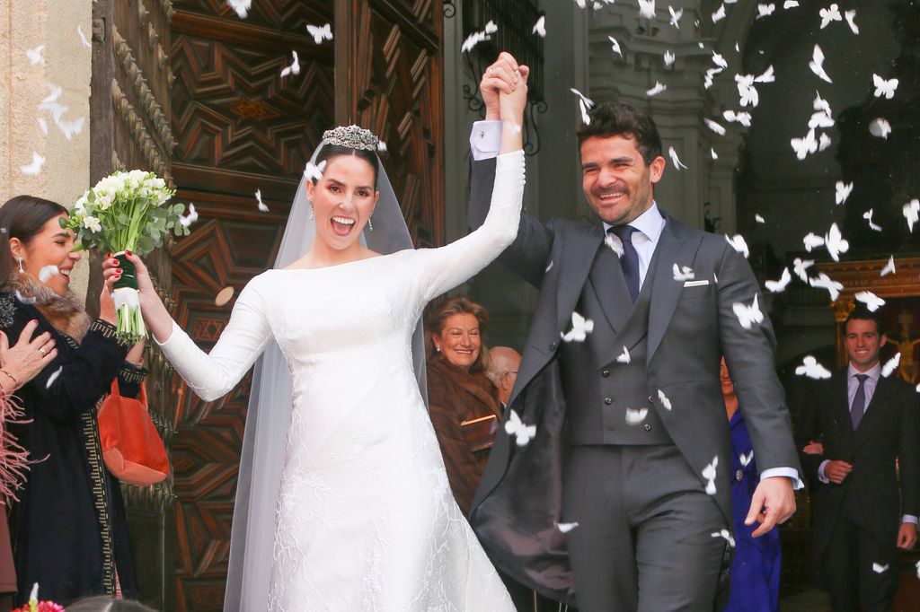 Los recién casados, al salir de la parroquia