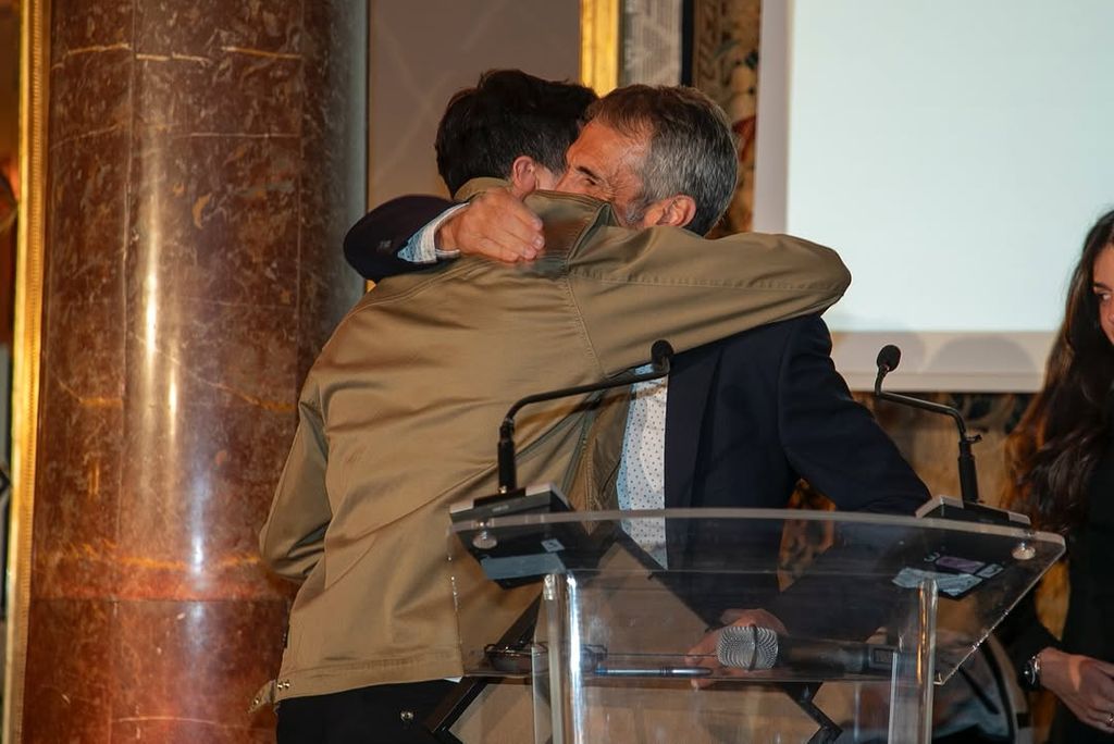 Pacho, hijo de Luis Enrique, abraza a uno de los organizadores del evento