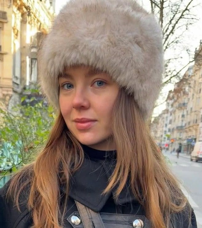 Alejandra de Hannover en París con gorro de pelo.