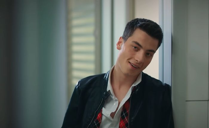 'Hermanos': Sarp se sale con la suya y consigue que despidan a Orhan