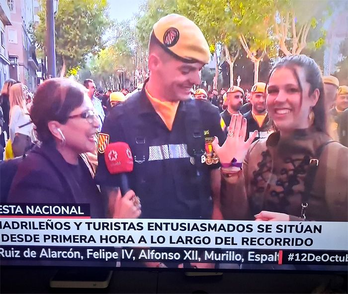 La joven enseña orgullosa su anillo de pedida