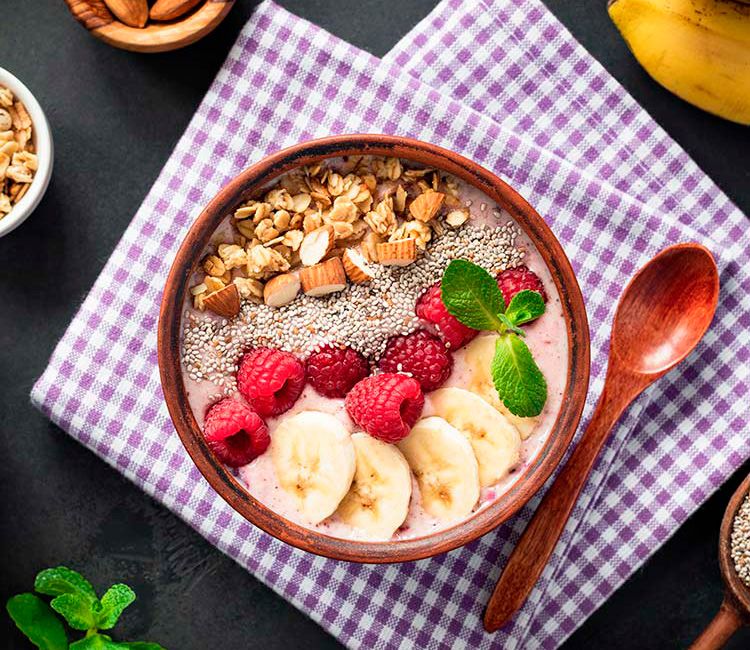 Bol de chía con muesli, frambuesas y plátano