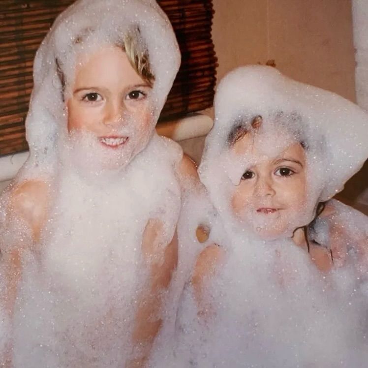 Presley y Kaia Gerber de niños, jugando entre la espuma.