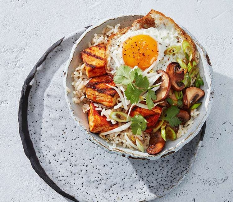 'Bibimbap' con tofu y champiñones salteados