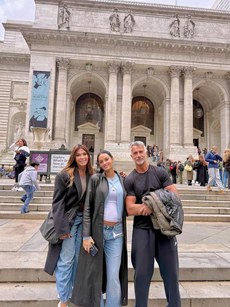 Oriana Sabatini con sus padres, Catherine Fulop y Ova Sabatini, en Nueva York.