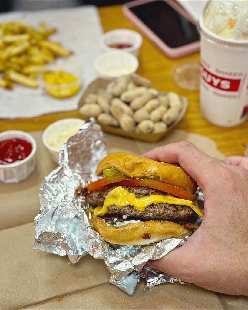 'Burgers', 'fries', cacahuetes y un batido, una de las propuestas imbatibles de Five Guys.