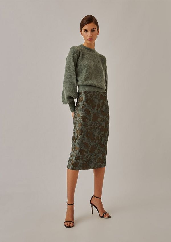 La reina Letizia recicla un look de jersey calentito y falda brocada