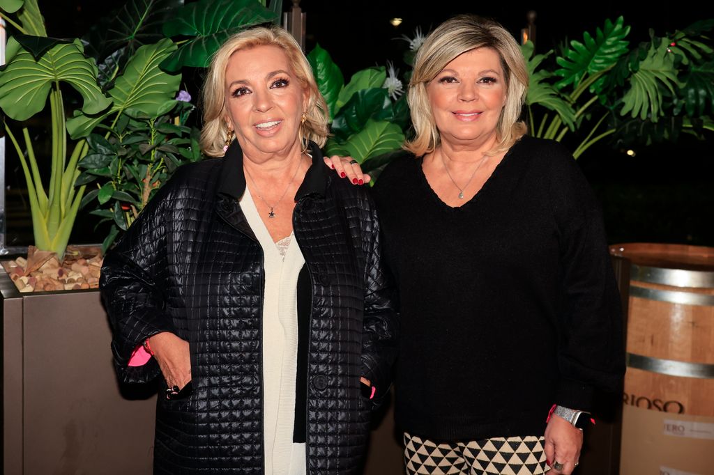 Plano medio de Carmen Borrego y su hermana Terelu 