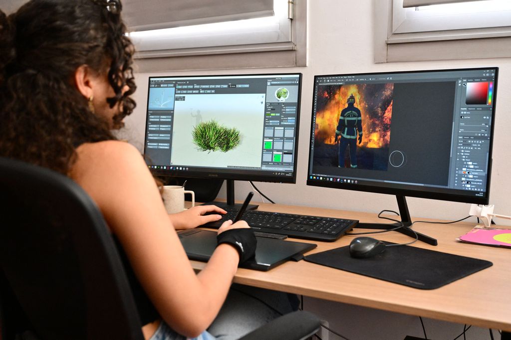 Chica jugando a videojuegos en un PC      