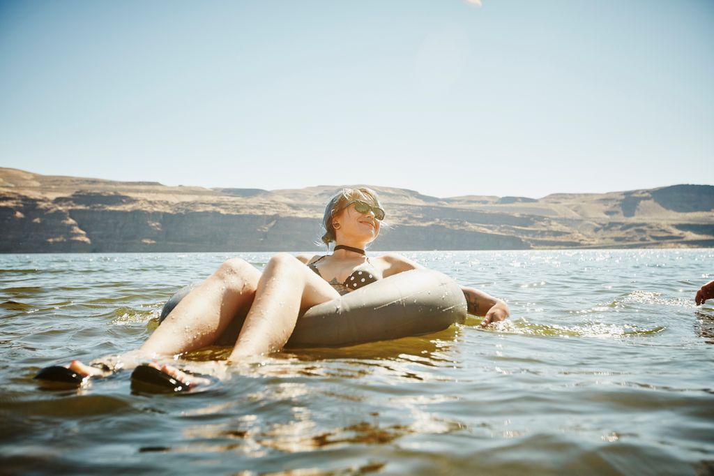 Chica en bikini en el agua