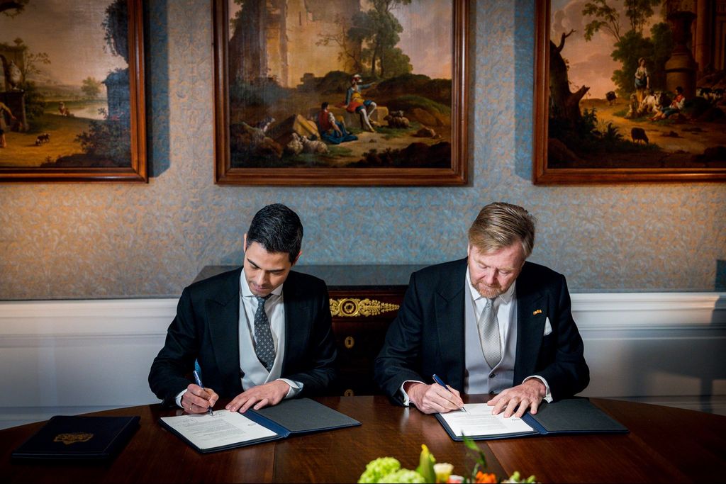 El nuevo Primer Ministro de Holanda durante su investidura, junto al rey Guillermo