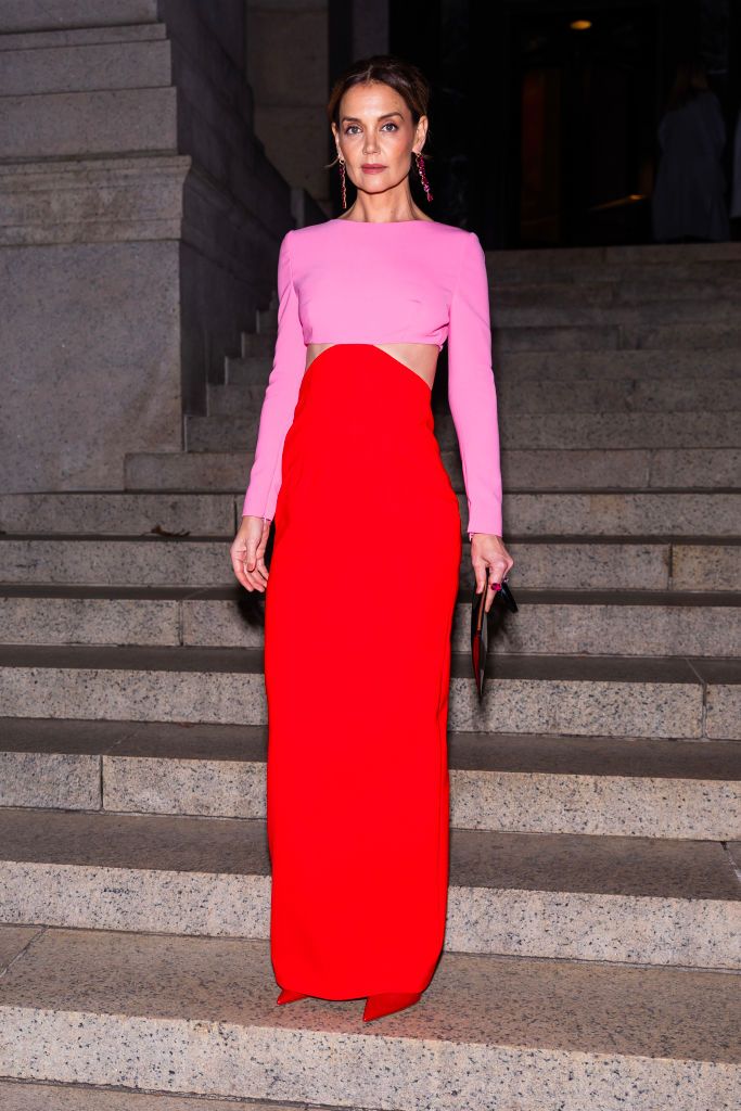 Plano entero de Katie Holmes en los CFDA Awards 2024