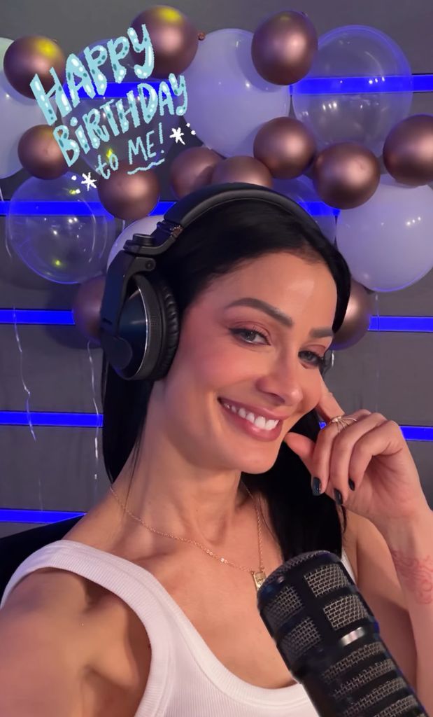 La ex Miss Universe 1993 también está de fiesta por su primer aniversario en el show de Enrique Santos