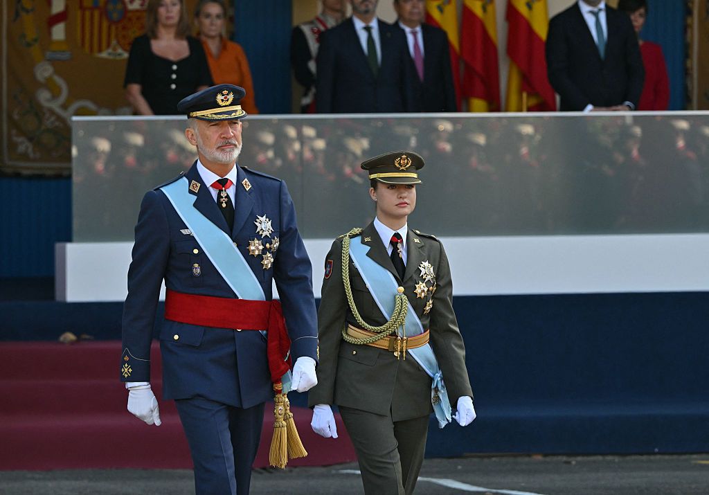 El Rey y la princesa Leonor antes de depositar la corona de laurel en honor a los caídos por España