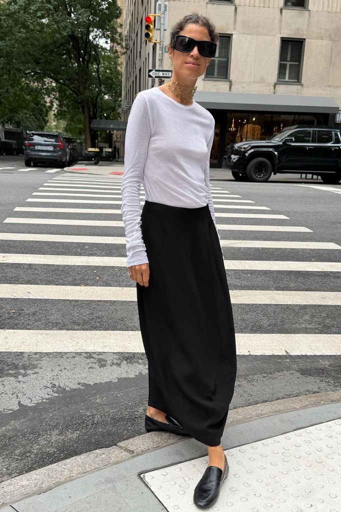  Faldas midi especiales de Zara que podemos llevar ahora con sandalias y con botas en otoño 