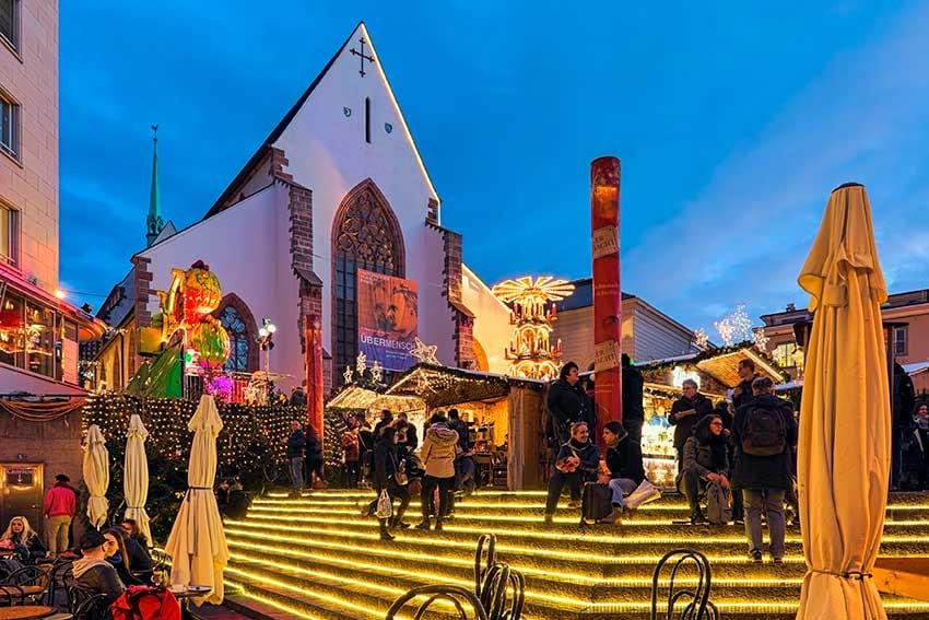 Mercado de Navidad en Barfusserplatz  en Basilea, Suiza