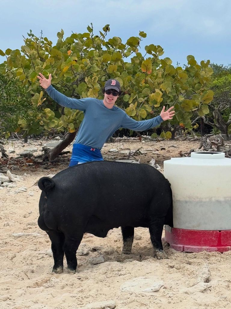 Valentino compartió en la playa con algunos simpáticos cerditos.