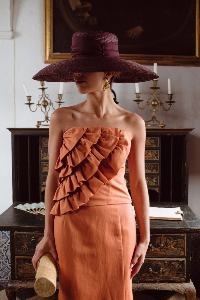 Invitada con look de Deluem y tocado