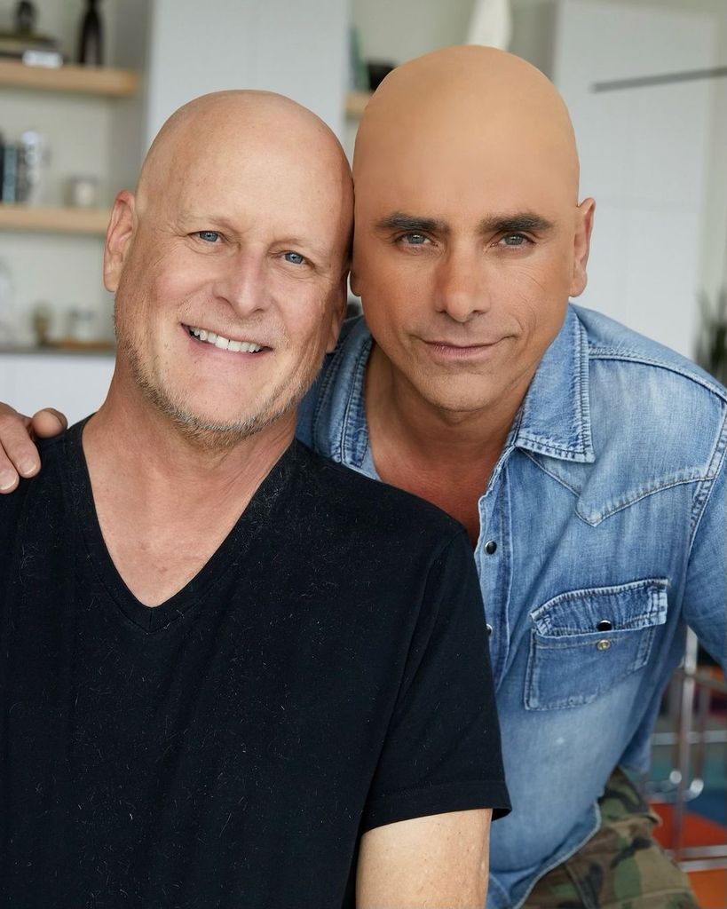Dave Coulier y John Stamos posando sin pelo