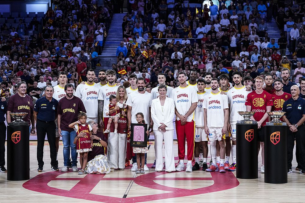 Llull posa con su familia y con todo el equipo de la Selección española de baloncesto