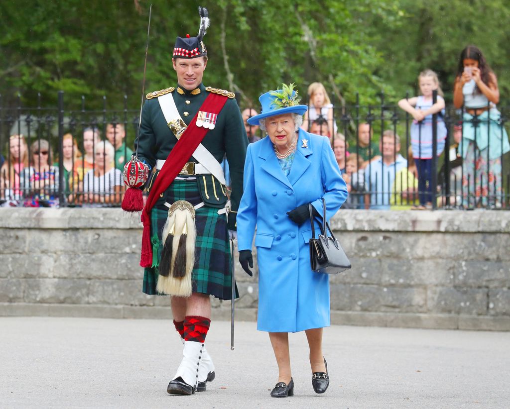 La reina Isabel II, junto al oficial al mando, el mayor Johnny Thompson, inspecciona la Compañía Balaclava del 5º Batallón del Regimiento Real de Escocia en las puertas de Balmoral, en 2018