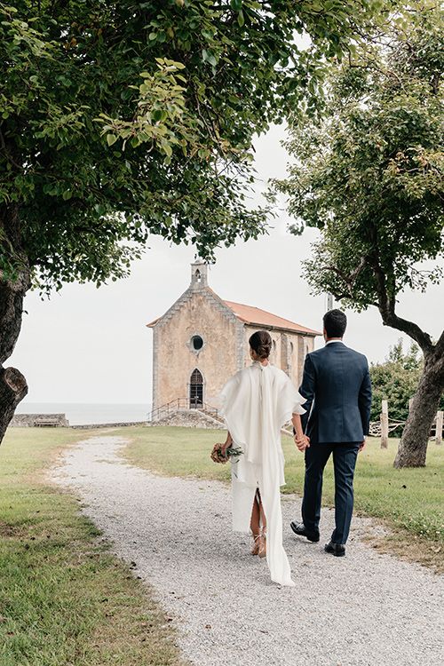Vestido de novia midi con capa