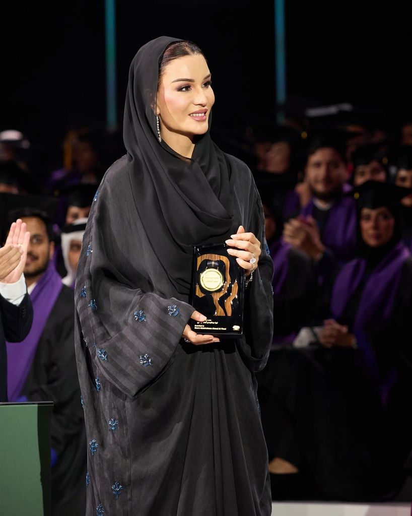 Sheikha Moza emerge como la figura que enlaza dos eras del emirato: la visión modernizadora de Hamad y la consolidación institucional de Tamim.