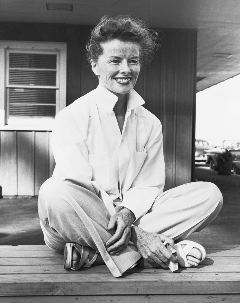 Katharine Hepburn con camisa blanca en Stratford, Connecticut.