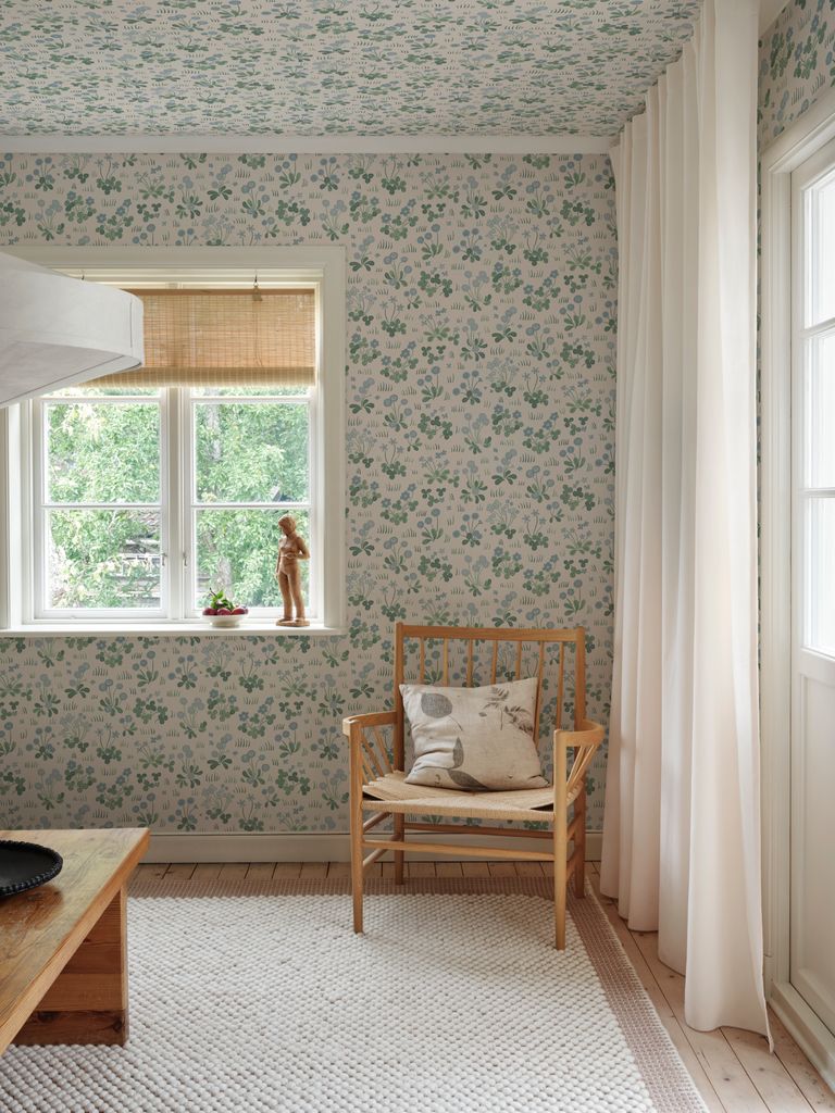 Papel pintado con estampado floral en techo y paredes