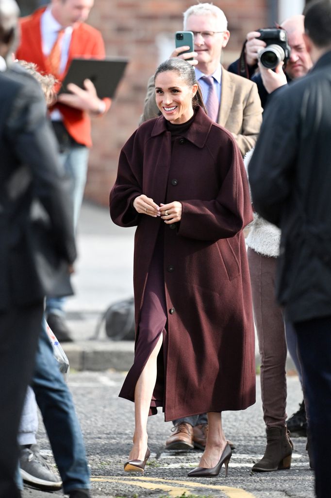 Meghan Markle en Nottingham con look berenjena