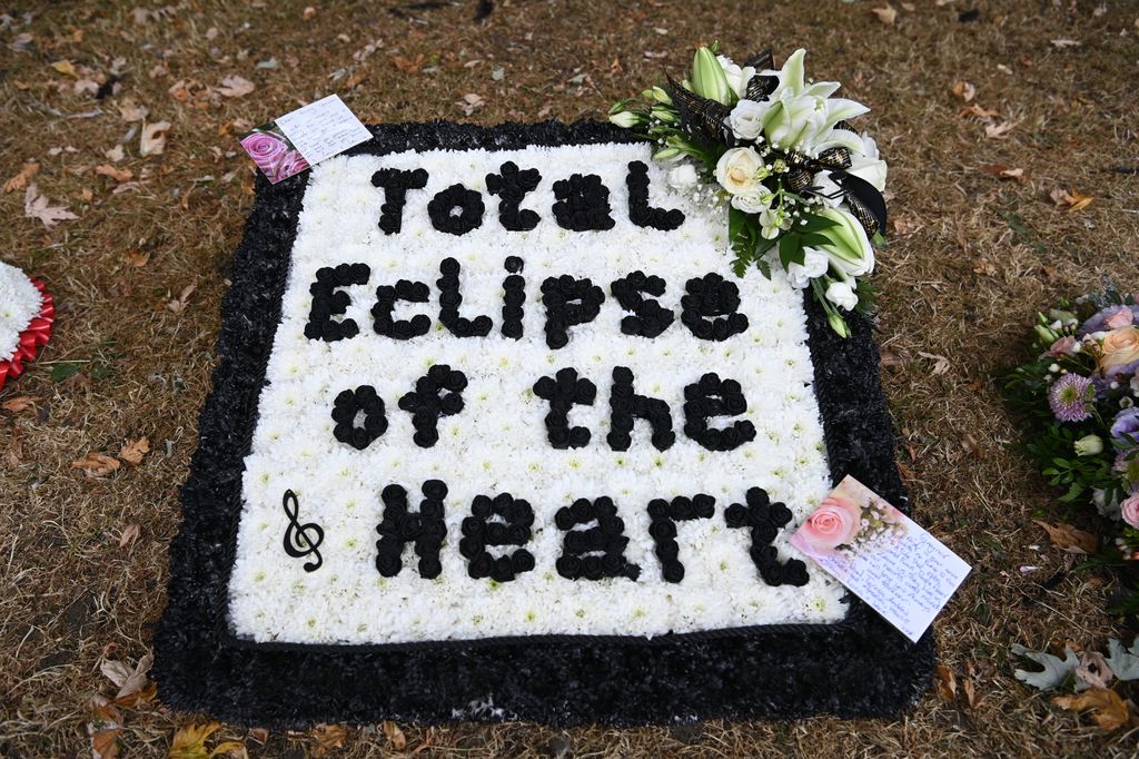 Entre los homenajes destaca un llamativo arreglo floral en blanco y negro con las palabras ‘Total Eclipse of the Heart’, un guiño al inolvidable éxito que convirtió a Bonnie Tyler en una estrella mundial