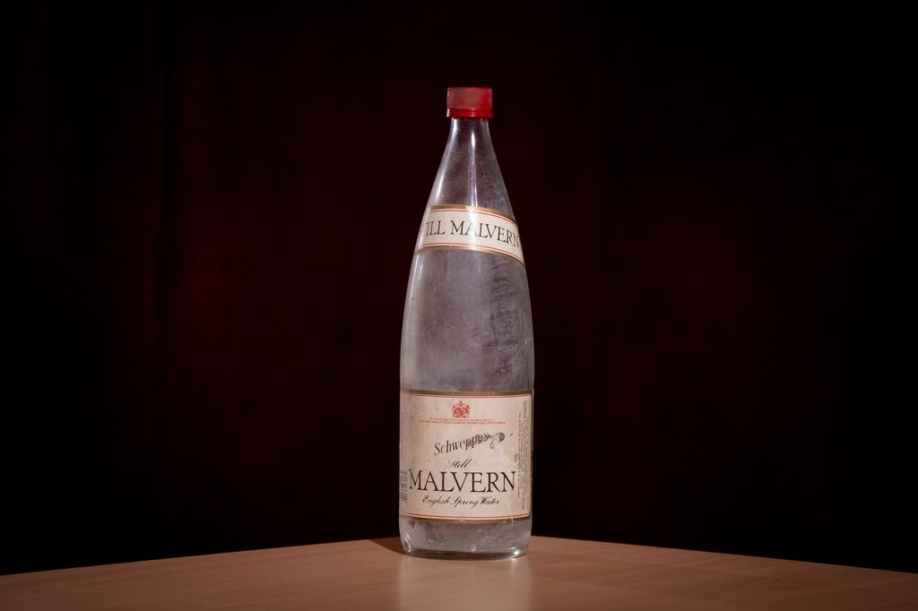 Una botella de agua mineral de Schweppes Malvern