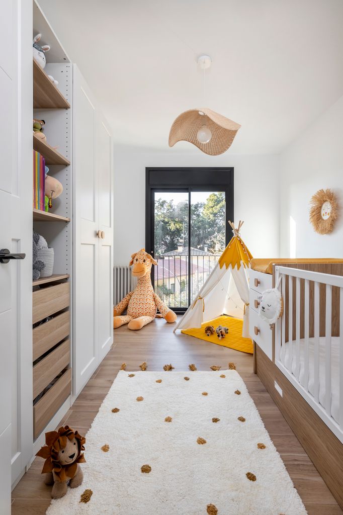Habitación de bebé con área de juegos