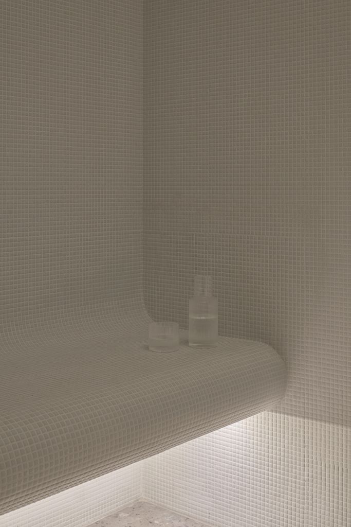 Banco de obra en pared de la ducha