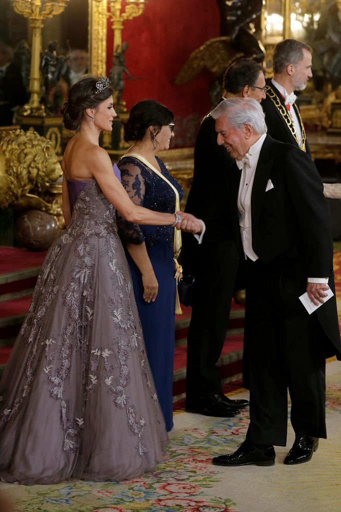 Vargas Llosa saludando a la reina el 27 de febrero de 2019