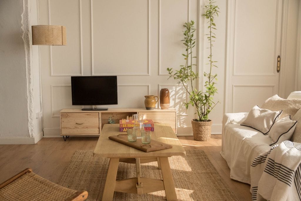 Salón con muebles de madera natural