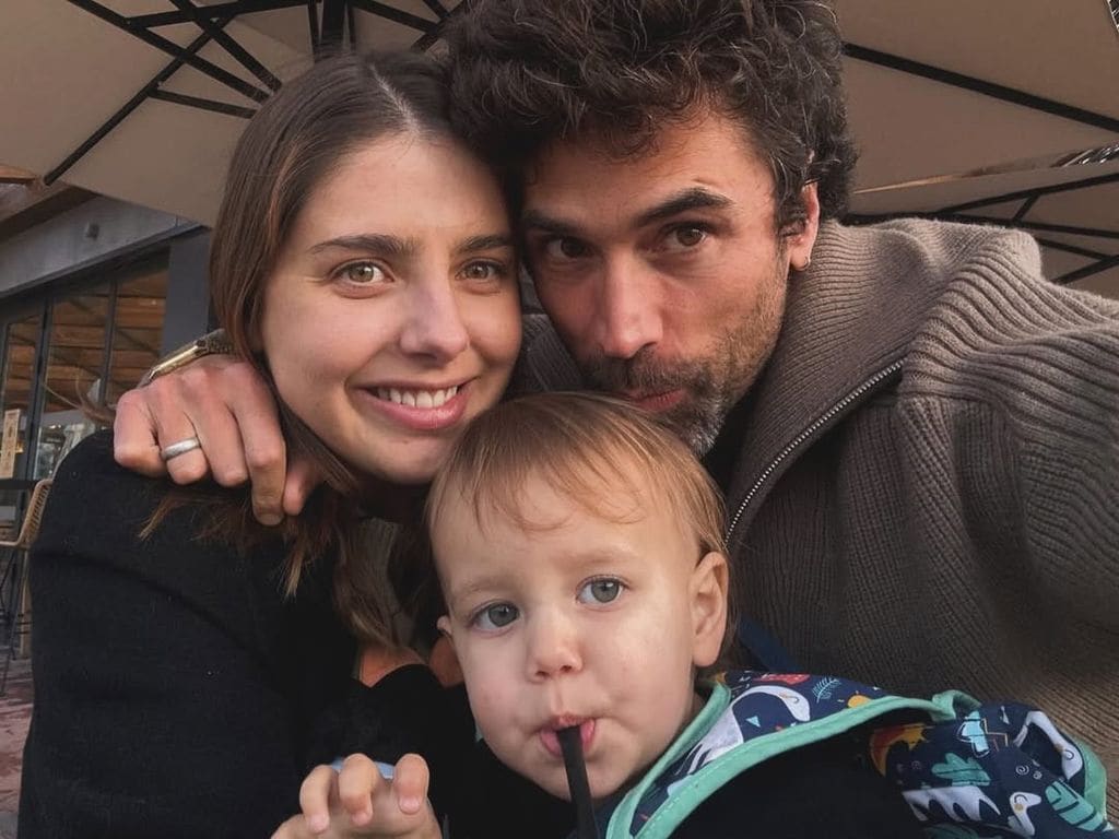 Michelle Renaud, Matías Novoa y su hijo Milo.